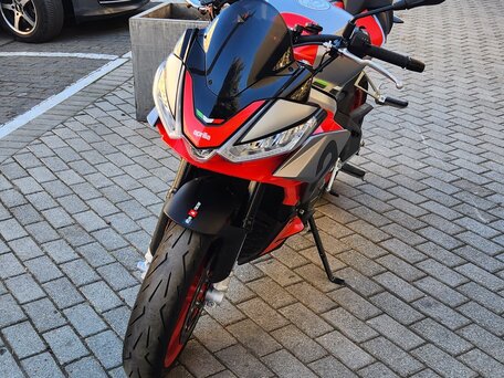 2023 Aprilia Tuono 660, серый, 799000 рублей, вид 2