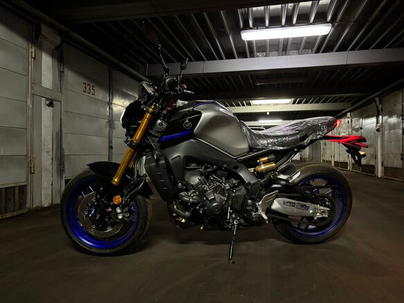 2023 Yamaha MT-09 (FZ-09), серебристый, 1380000 рублей - вид 2
