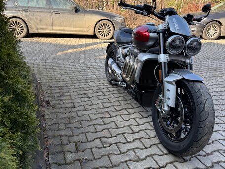 2023 Triumph Rocket 3, серебристый, 1900000 рублей, вид 2