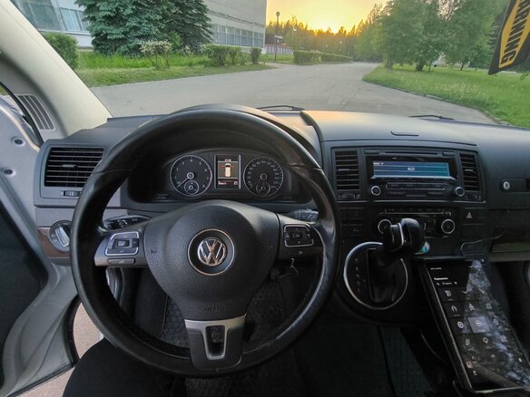 2012 Volkswagen Multivan T5 Рестайлинг, серебристый, 2000000 рублей - вид 4