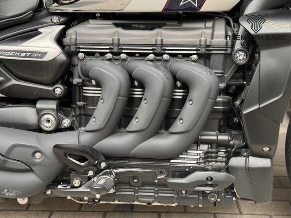 2025 Triumph Rocket 3, белый, 3299000 рублей - вид 4