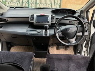 2013 Honda Freed I Рестайлинг, белый, 1360000 рублей, вид 3