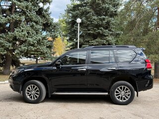 2020 Toyota Land Cruiser Prado 150 Series Рестайлинг 2, чёрный, 5900000 рублей, вид 3