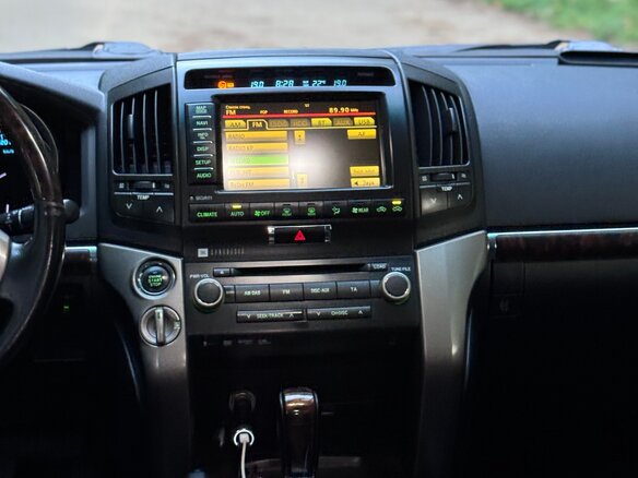 2010 Toyota Land Cruiser 200 Series, белый, 2800000 рублей - вид 11