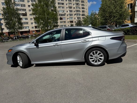 2022 Toyota Camry US Market VIII (XV70) Рестайлинг, серый, 2690000 рублей - вид 5