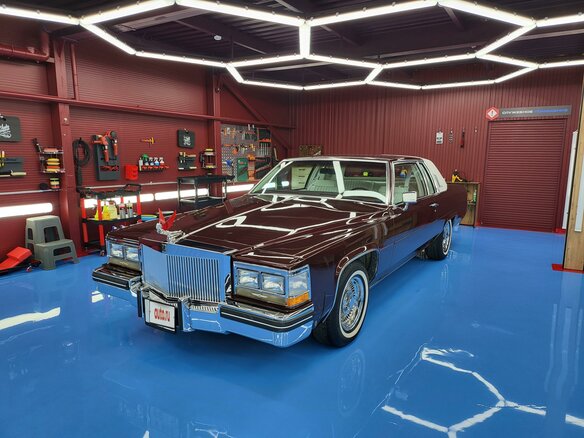 1982 Cadillac DeVille V, красный