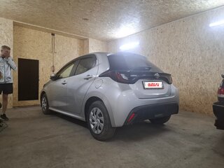 2020 Toyota Yaris IV, серый, 1400000 рублей, вид 2