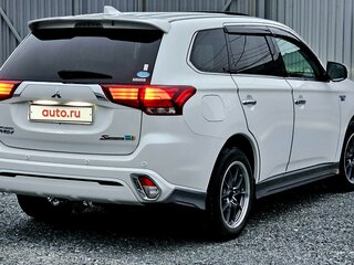 2018 Mitsubishi Outlander PHEV III Рестайлинг 3, белый, 2850000 рублей, вид 2
