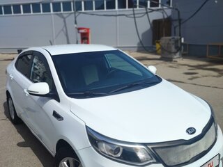 2016 Kia Rio III Рестайлинг, белый, 1340000 рублей, вид 3