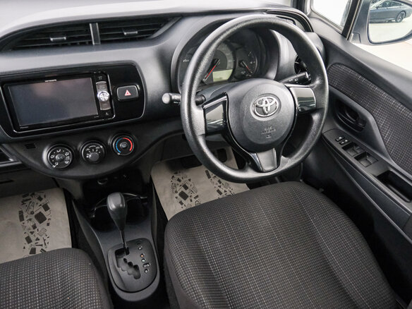 2017 Toyota Vitz III (XP130) Рестайлинг 2, белый, 879000 рублей - вид 8