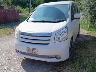 2007 Toyota Noah II (R70), белый, 1300000 рублей, вид 2