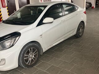 2012 Hyundai Solaris I, белый, 690000 рублей, вид 3