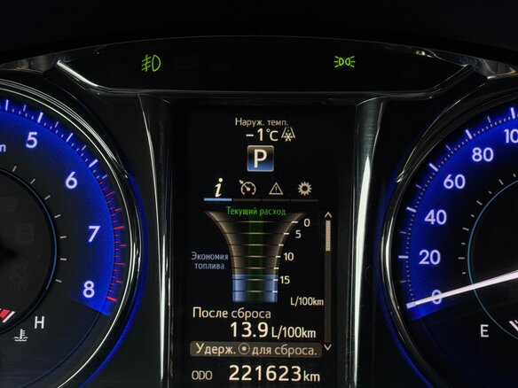 2016 Toyota Camry VII (XV50) Рестайлинг, серебристый, 2200000 рублей - вид 11