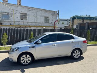 2013 Kia Rio 4-speed III, серебристый, 650000 рублей, вид 4