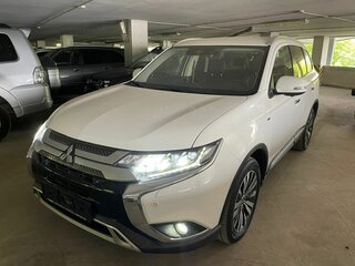2019 Mitsubishi Outlander III Рестайлинг 3, белый, 3500000 рублей, вид 2