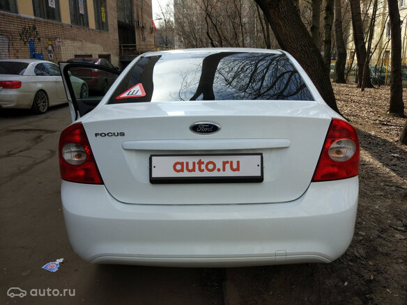 2010 Ford Focus II Рестайлинг, белый - вид 2