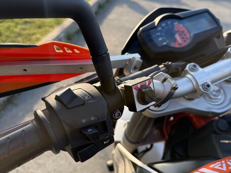 2012 KTM 690 Duke, белый, 425000 рублей, вид 5
