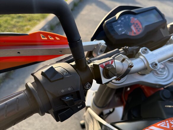 2012 KTM 690 Duke, белый, 425000 рублей - вид 4