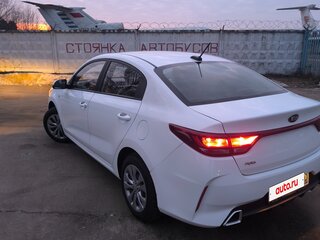2021 Kia Rio IV Рестайлинг, белый, 1250000 рублей, вид 4