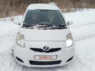 2010 Toyota Vitz II (XP90), белый, 730000 рублей, вид 1