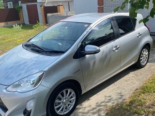 2017 Toyota Aqua I Рестайлинг, серебристый, 990000 рублей, вид 4