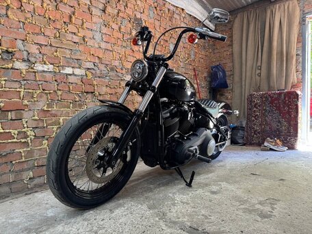2020 Harley-Davidson Street Bob, чёрный, 1050000 рублей, вид 3