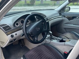 2004 Mercedes-Benz E-Класс 500 III (W211, S211), чёрный, 1050000 рублей, вид 4