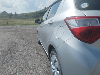 2018 Toyota Vitz III (XP130) Рестайлинг 2, серебристый, 1130000 рублей, вид 3