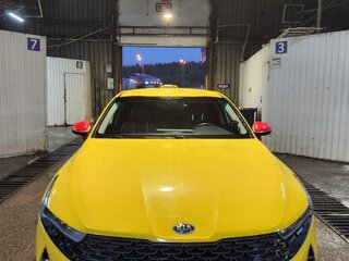 2021 Kia K5 III, жёлтый, 1400000 рублей, вид 1
