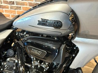 2023 Harley-Davidson CVO Road Glide, серебристый, 4900000 рублей, вид 3
