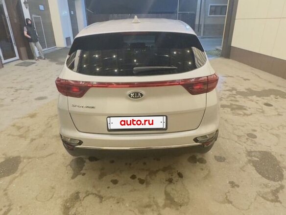 2019 Kia Sportage IV Рестайлинг, серебристый, 1650000 рублей - вид 3