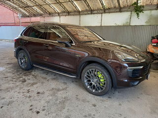 2015 Porsche Cayenne S E-Hybrid II Рестайлинг (958), коричневый, 4000000 рублей, вид 3