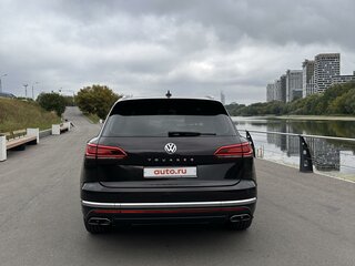 2018 Volkswagen Touareg III, коричневый, 5488000 рублей, вид 4