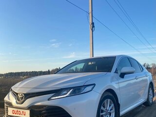 2018 Toyota Camry VIII (XV70), белый, 2300000 рублей, вид 1