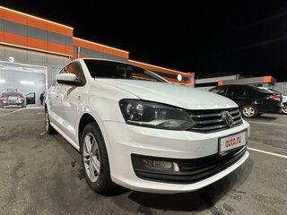 2015 Volkswagen Polo V Рестайлинг, белый, 900000 рублей, вид 4