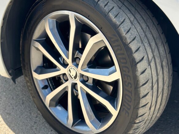 2017 Skoda Octavia III (A7), белый, 1700000 рублей - вид 9