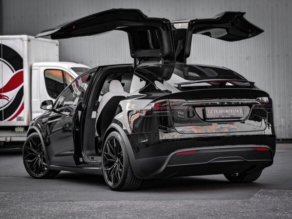 2022 Tesla Model X Plaid I Рестайлинг, чёрный, 11500000 рублей - вид 2