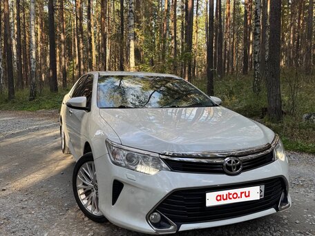 2017 Toyota Camry VII (XV50) Рестайлинг, белый, 2548000 рублей, вид 4
