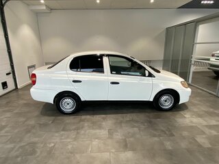 2001 Toyota Platz, белый, 346000 рублей, вид 4