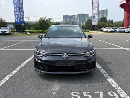 2023 Volkswagen Golf VIII, чёрный, 1542000 рублей, вид 2