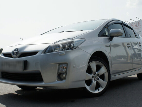 2010 Toyota Prius III (XW30), серебристый - вид 5