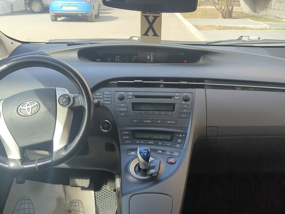2010 Toyota Prius III (XW30), серебристый, 1250000 рублей - вид 6