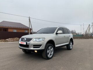 2008 Volkswagen Touareg I Рестайлинг, серебристый, 1400000 рублей, вид 1