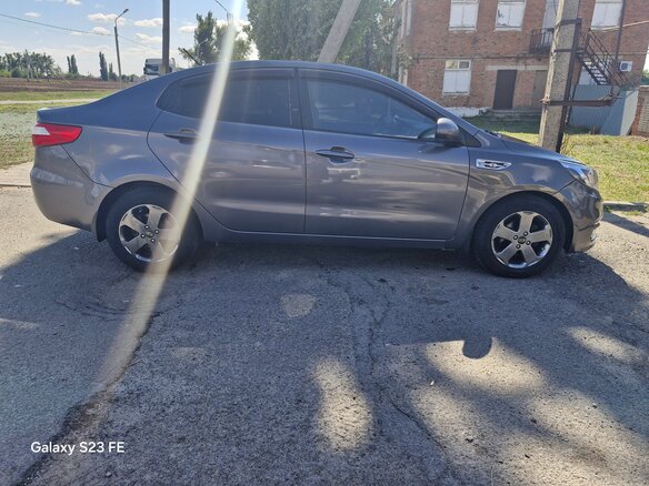 2013 Kia Rio 4-speed III, серый, 1000000 рублей - вид 3