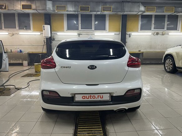2018 Kia Ceed II Рестайлинг, белый, 1300000 рублей - вид 2