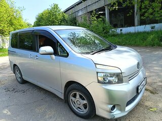 2009 Toyota Voxy II (R70), серебристый, 1150000 рублей, вид 1