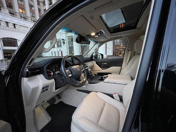 2021 Toyota Land Cruiser Arctic Trucks AT35 300 Series, чёрный, 15000000 рублей - вид 3