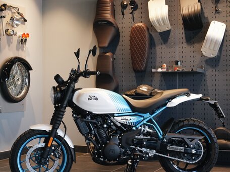 2026 Royal Enfield Guerrilla 450, синий, 559000 рублей, вид 2