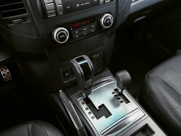 2014 Mitsubishi Pajero IV Рестайлинг 1, белый, 2075000 рублей - вид 10