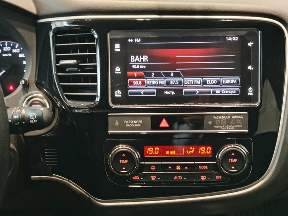 2019 Mitsubishi Outlander III Рестайлинг 3, белый, 1870000 рублей - вид 14
